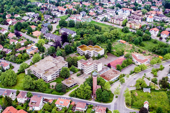 Vue aérienne de Bâtiment scolaire du Reuchlin-Gymnasium Pforzheim à le quartier Südweststadt in Pforzheim dans le département Bade-Wurtemberg, Allemagne