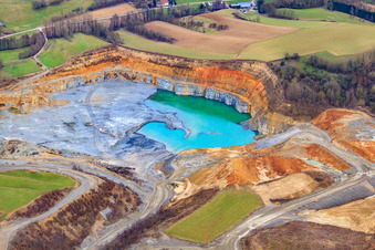 Vue aérienne de Carrière de Nussloch avec eau bleue à Nußloch dans le département Bade-Wurtemberg, Allemagne