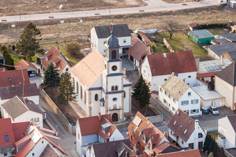 Vue aérienne de Église Saint-Martin au centre du village à le quartier Mörlheim in Landau in der Pfalz dans le département Rhénanie-Palatinat, Allemagne