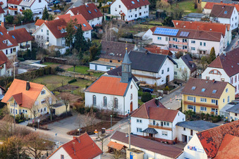 Vue aérienne de Chapelle de Mörlheimer Hauptstr à le quartier Mörlheim in Landau in der Pfalz dans le département Rhénanie-Palatinat, Allemagne