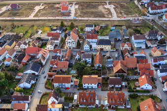 Vue aérienne de Église Saint-Martin de Mörlheimer Hauptstr à le quartier Mörlheim in Landau in der Pfalz dans le département Rhénanie-Palatinat, Allemagne