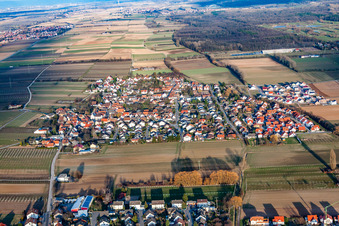 Vue aérienne de Vue des rues et des maisons dans les quartiers résidentiels à Bornheim dans le département Rhénanie-Palatinat, Allemagne