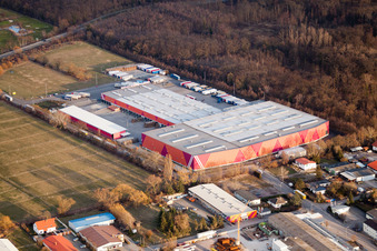Vue aérienne de Centre logistique HORNBACH Essingen I dans la zone industrielle de BORNHEIM à le quartier Dreihof in Essingen dans le département Rhénanie-Palatinat, Allemagne