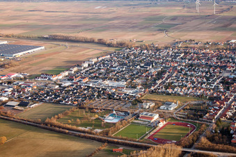 Vue aérienne de Vue de la ville depuis le nord-ouest à Offenbach an der Queich dans le département Rhénanie-Palatinat, Allemagne