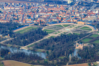 Vue aérienne de Parc du Château Schwetzingen depuis le sud-ouest à Schwetzingen dans le département Bade-Wurtemberg, Allemagne