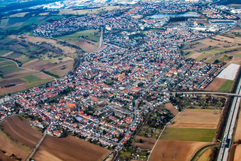 Vue aérienne de Vue de la ville depuis le nord-est à Ketsch dans le département Bade-Wurtemberg, Allemagne