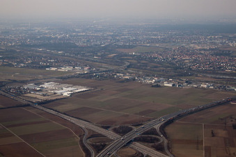 Vue aérienne de Marché de mai Mannheim à le quartier Neuostheim in Mannheim dans le département Bade-Wurtemberg, Allemagne