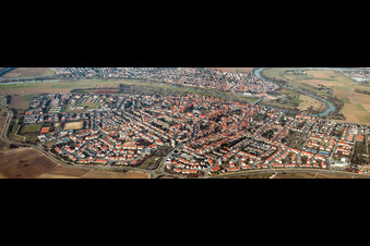 Vue aérienne de Perspective panoramique de la ville vue des rues et des maisons des quartiers résidentiels à le quartier Seckenheim in Mannheim dans le département Bade-Wurtemberg, Allemagne