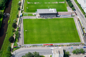Vue aérienne de Terrain de football KRAMSKI ARENA. 1. CfR Pforzheim 1896 eV à le quartier Brötzingen in Pforzheim dans le département Bade-Wurtemberg, Allemagne
