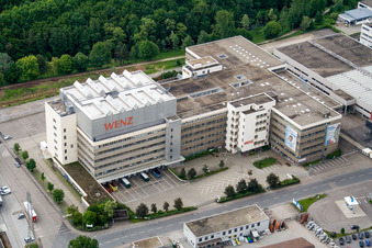 Vue aérienne de Immeuble de bureaux de l'administration et du bâtiment commercial Versandhaus Wenz à le quartier Brötzingen in Pforzheim dans le département Bade-Wurtemberg, Allemagne