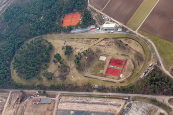 Hippodrome forestier du Baden Racing Club à le quartier Seckenheim in Mannheim dans le département Bade-Wurtemberg, Allemagne d'en haut