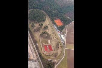 Hippodrome forestier du Baden Racing Club à le quartier Seckenheim in Mannheim dans le département Bade-Wurtemberg, Allemagne hors des airs