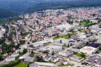 Vue aérienne de Zone industrielle et implantation d'entreprise Dennigstraße avec la société de vente par correspondance Wenz à le quartier Brötzingen in Pforzheim dans le département Bade-Wurtemberg, Allemagne