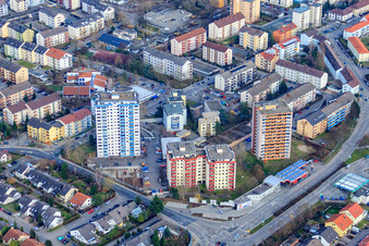 Vue aérienne de Immeubles résidentiels de grande hauteur à l'angle de la Friedrichsfelder Straße et de la Mannheimer Landstraße à Schwetzingen dans le département Bade-Wurtemberg, Allemagne