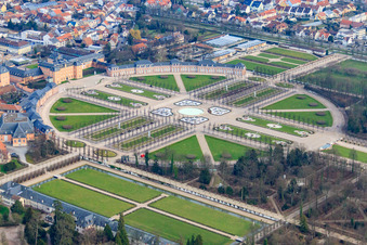Vue aérienne de Rondell dans la fontaine d'Arion dans le parc du château de Schwetzingen à Schwetzingen dans le département Bade-Wurtemberg, Allemagne