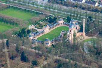 Mosquée dans les jardins du château de Schwetzingen à Schwetzingen dans le département Bade-Wurtemberg, Allemagne du point de vue du drone