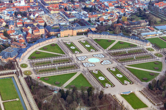 Vue oblique de Rondell dans la fontaine d'Arion dans le parc du château de Schwetzingen à Schwetzingen dans le département Bade-Wurtemberg, Allemagne