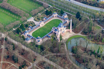 Mosquée dans les jardins du château de Schwetzingen à Schwetzingen dans le département Bade-Wurtemberg, Allemagne d'un drone