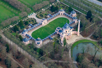 Mosquée dans les jardins du château de Schwetzingen à Schwetzingen dans le département Bade-Wurtemberg, Allemagne vu d'un drone