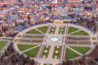 Rondell dans la fontaine d'Arion dans le parc du château de Schwetzingen à Schwetzingen dans le département Bade-Wurtemberg, Allemagne d'en haut