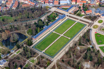 Vue aérienne de Orangerie dans les jardins du château de Schwetzingen à Schwetzingen dans le département Bade-Wurtemberg, Allemagne