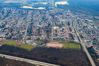 Vue aérienne de Vue de la ville depuis le nord-est à Ketsch dans le département Bade-Wurtemberg, Allemagne