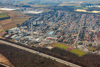 Vue aérienne de Vue de la ville derrière l'A6 depuis le nord-est à Ketsch dans le département Bade-Wurtemberg, Allemagne