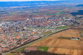 Vue aérienne de Vue de la ville depuis l'ouest à Oftersheim dans le département Bade-Wurtemberg, Allemagne