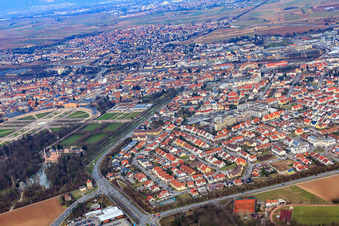 Vue aérienne de Vue de la ville depuis le sud-ouest à Schwetzingen dans le département Bade-Wurtemberg, Allemagne