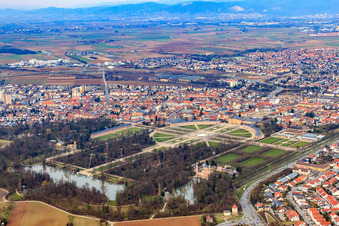 Vue aérienne de Château et jardin de Schwetzingen en hiver depuis le sud-ouest à Schwetzingen dans le département Bade-Wurtemberg, Allemagne
