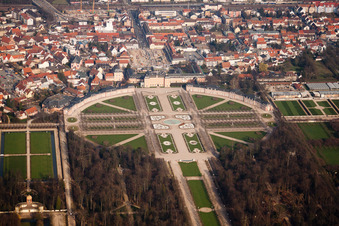 Vue du palais Schwetzingen et du jardin baroque français. Le palais servait de résidence d'été aux électeurs du Palatinat et fut construit sous sa forme actuelle à partir de 1697. à Schwetzingen dans le département Bade-Wurtemberg, Allemagne d'en haut