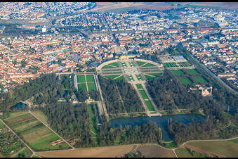 Vue aérienne de Le château et le jardin de Schwetzingen en hiver vus de l'ouest à Schwetzingen dans le département Bade-Wurtemberg, Allemagne