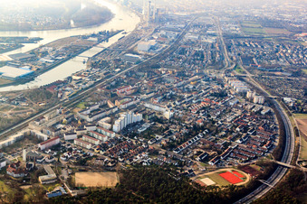 Vue aérienne de Aperçu des lieux situés au-delà de la B36 depuis le sud-est à le quartier Rheinau in Mannheim dans le département Bade-Wurtemberg, Allemagne