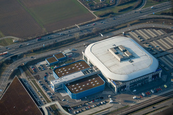 Vue aérienne de Salle d'événements et de concerts de la SAP Arena à le quartier Hochstätt in Mannheim dans le département Bade-Wurtemberg, Allemagne