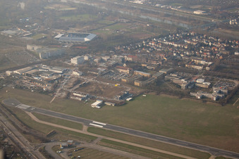 Vue aérienne de Aéroport de la ville à le quartier Neuostheim in Mannheim dans le département Bade-Wurtemberg, Allemagne