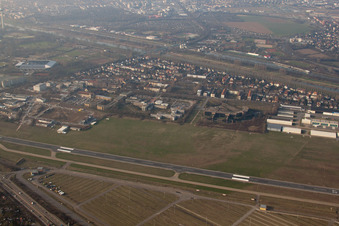 Vue aérienne de Aéroport de la ville à le quartier Neuostheim in Mannheim dans le département Bade-Wurtemberg, Allemagne
