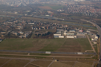 Photographie aérienne de Aéroport de la ville à le quartier Neuostheim in Mannheim dans le département Bade-Wurtemberg, Allemagne