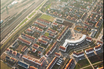 Vue aérienne de Gerd-Dehof-Pl à le quartier Neuhermsheim in Mannheim dans le département Bade-Wurtemberg, Allemagne
