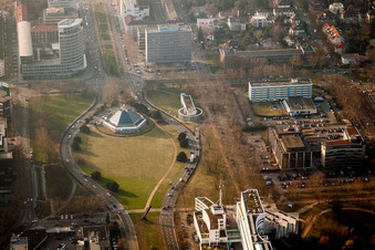 Vue aérienne de Bâtiment et observatoire du Planétarium Mannheim dans le quartier d'Oststadt à le quartier Schwetzingerstadt in Mannheim dans le département Bade-Wurtemberg, Allemagne