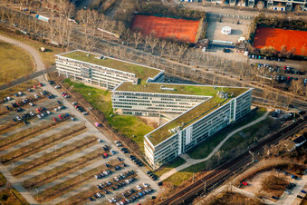 Vue aérienne de Immeuble de bureaux en forme de zigzag des locaux administratifs et commerciaux de Camelot ITLab GmbH dans le quartier de Schwetzingerstadt/Oststadt à le quartier Oststadt in Mannheim dans le département Bade-Wurtemberg, Allemagne