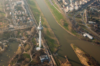 Vue aérienne de Tour de télévision Mannheim à Luisenpark et Neckarufer à le quartier Oststadt in Mannheim dans le département Bade-Wurtemberg, Allemagne