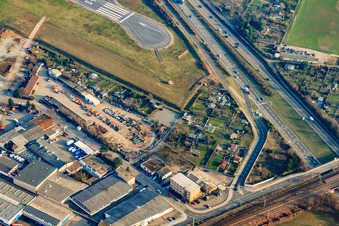 Vue aérienne de Jardins de Schäferstock à l'extrémité de l'aéroport de CITY Mannheim à le quartier Neuostheim in Mannheim dans le département Bade-Wurtemberg, Allemagne