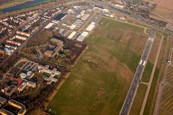 Vue aérienne de Pistes avec voies de circulation, hangars et terminaux sur le terrain de l'aéroport de la ville Mannheim à le quartier Neuostheim in Mannheim dans le département Bade-Wurtemberg, Allemagne