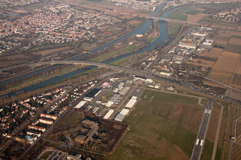 Vue oblique de Aéroport de la ville à le quartier Neuostheim in Mannheim dans le département Bade-Wurtemberg, Allemagne