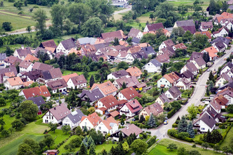 Vue aérienne de Sonnenstr à le quartier Obernhausen in Birkenfeld dans le département Bade-Wurtemberg, Allemagne