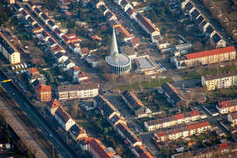 Vue aérienne de Bâtiment de l'église de à le quartier Rheinau in Mannheim dans le département Bade-Wurtemberg, Allemagne