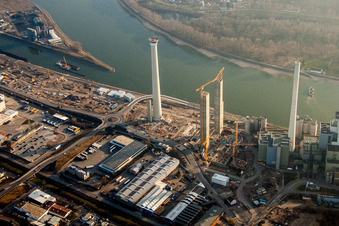 Vue aérienne de Chantier de construction de la nouvelle centrale électrique et des tours d'échappement de la centrale de cogénération GKM Block 6 dans le district de Neckarau à le quartier Rheinau in Mannheim dans le département Bade-Wurtemberg, Allemagne