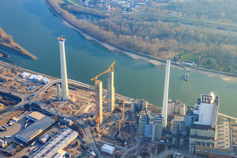 Vue aérienne de Chantier de construction de la nouvelle centrale électrique et des tours d'échappement de la centrale de cogénération GKM Bloc 6 à le quartier Neckarau in Mannheim dans le département Bade-Wurtemberg, Allemagne