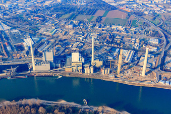 Vue oblique de Chantier de construction de la nouvelle centrale électrique et des tours d'échappement de la centrale de cogénération GKM Bloc 6 à le quartier Neckarau in Mannheim dans le département Bade-Wurtemberg, Allemagne
