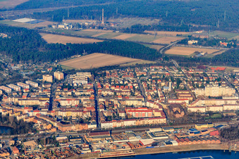 Vue aérienne de Karlsruher Straße et Rheinaugrundschule à le quartier Rheinau in Mannheim dans le département Bade-Wurtemberg, Allemagne